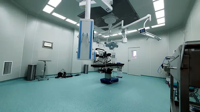 Ruang operasi dengan surgical pendant