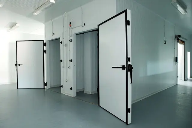 Pintu coldroom berinsulasi