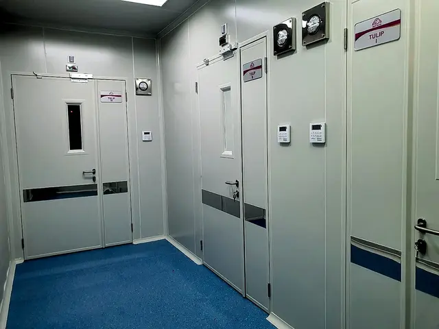 Koridor ruang bersih dengan pintu dan panel kontrol