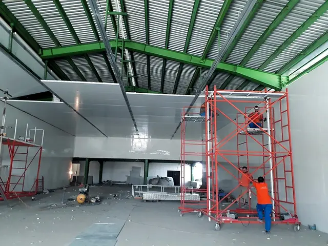 Pemasangan insulated sandwich panel