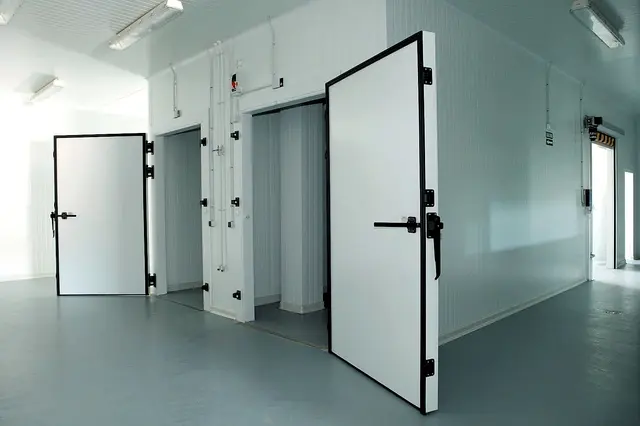 Pintu coldroom berinsulasi